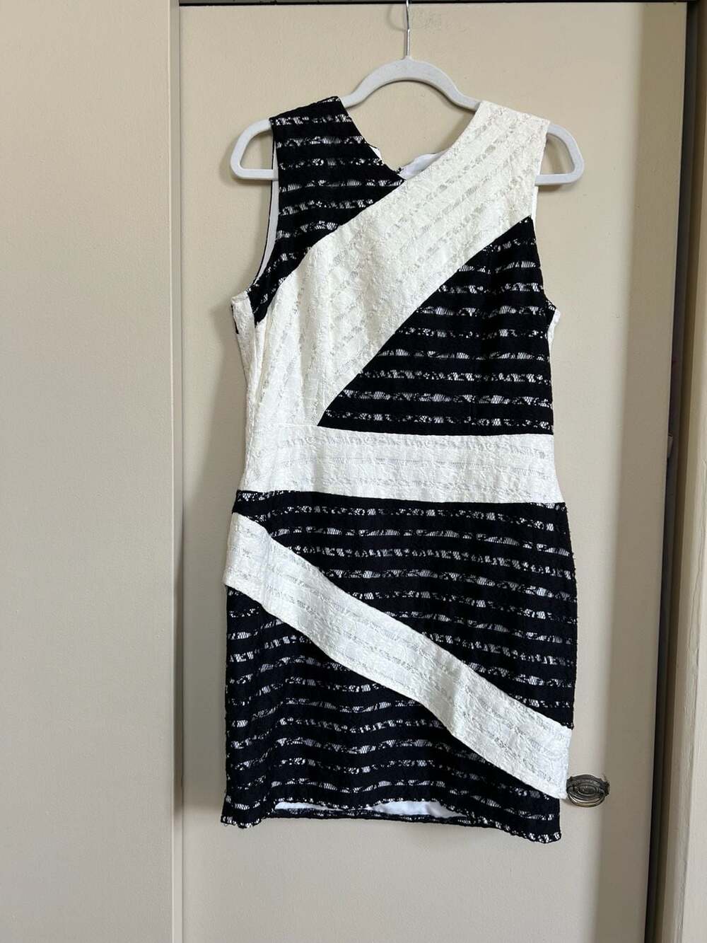 BCBGMAXAZRIA Dalia Asymmetrical Contrast Sheath Dress 10 White Black Striped Lac